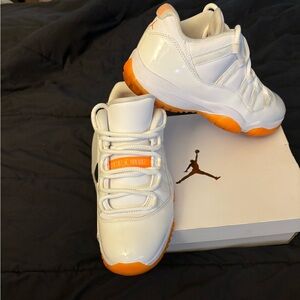 Jordan Retro 11, white/orange, size 8